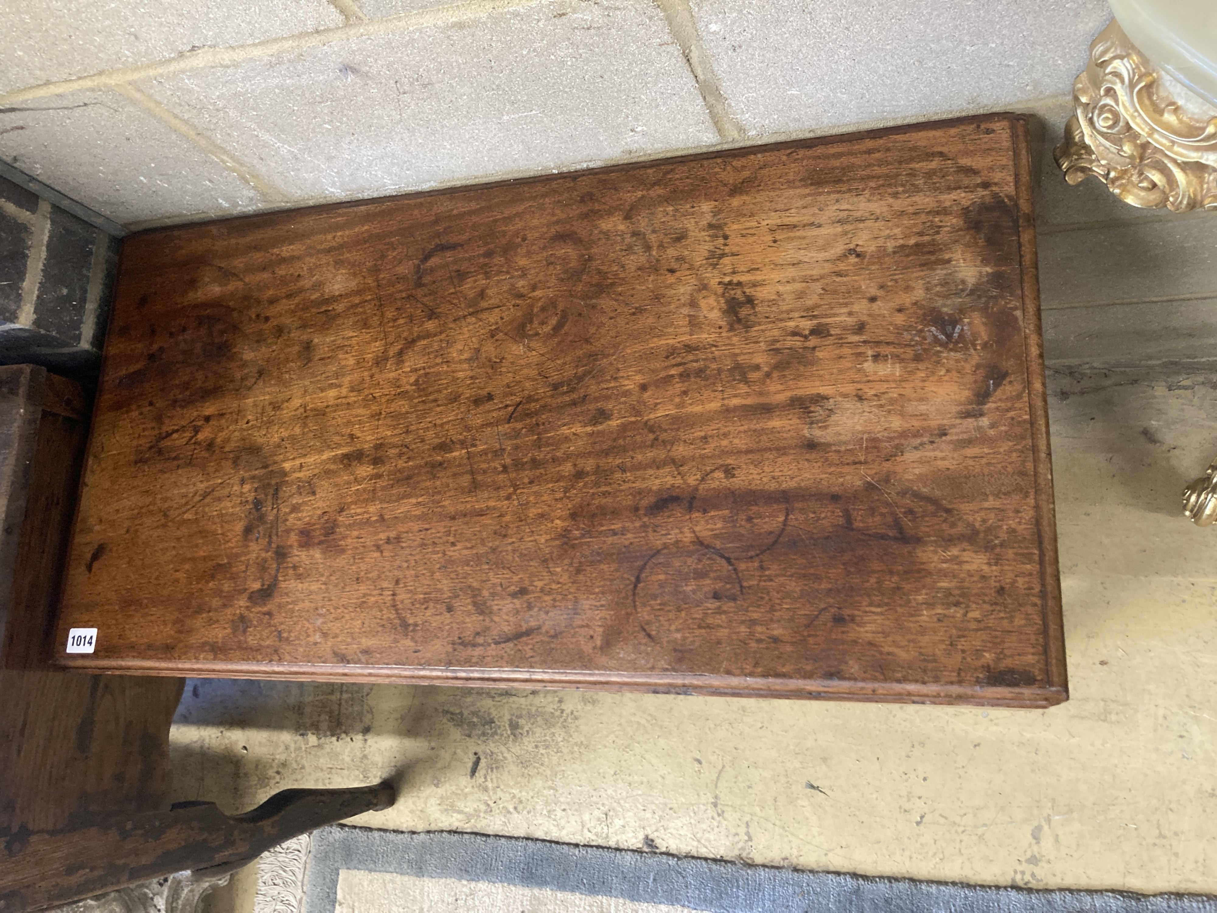 A Victorian mahogany Pembroke table, width 88cm, depth 43cm, height 70cm